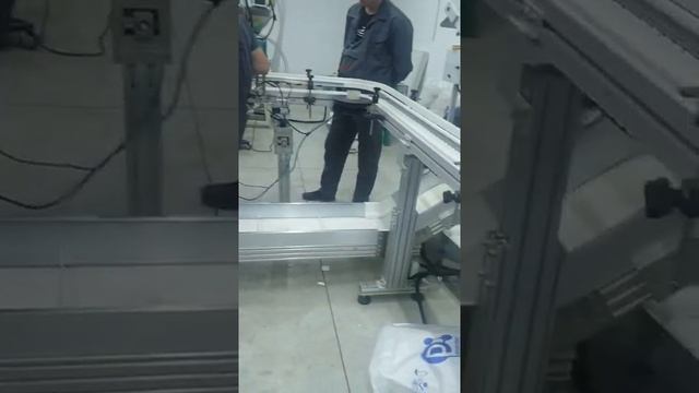 фрагмент запуска с материалом электрической выдувной машины на 6 потоков с ПФ на 6 мест смотреть онлайн