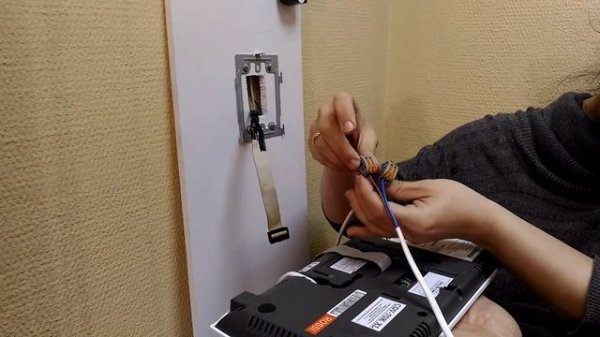 Как снять со стены домофон Commax CDV 70K XL, CDV 70KM XLt