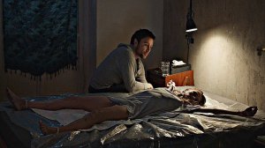 Он привязывает ее к кровати и играет с ней