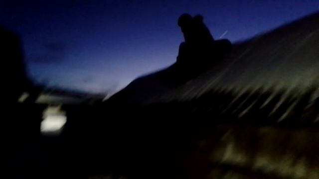 Экстрим зимой. Скатывание на корыте с крыши зимой. смотреть онлайн