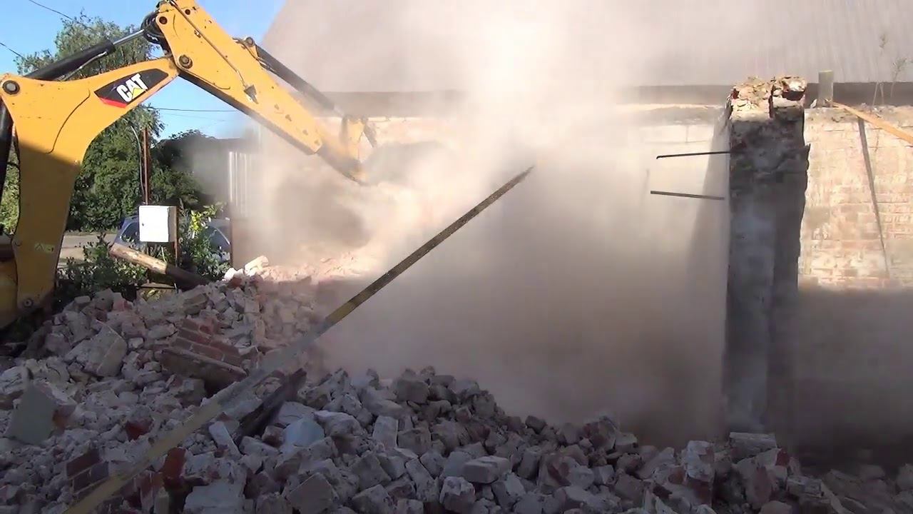 эксковатор в работе ломаю старый гараж смотреть онлайн