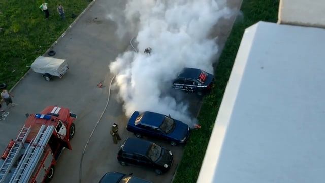 В Калуге горит машина такси смотреть онлайн