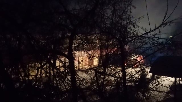 3.20 утра 9.01.2020г. Опять валит дым. Искитим. Горит Центральный рынок. смотреть онлайн