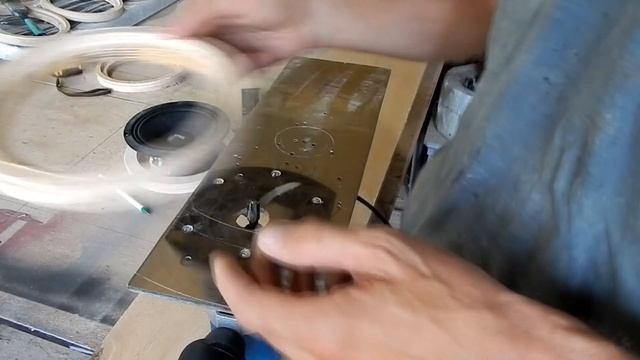 Изготовление подиумов своими руками часть 1. Вырезаем кольца под 16,5 динамики. смотреть онлайн