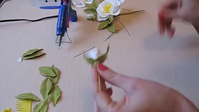 Открытая роза из фоамирана часть 2 Бутон розы и листья. Как сделать бутон розы и листья. смотреть онлайн