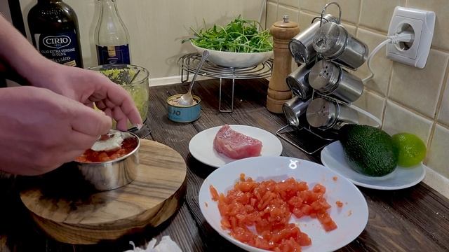 Салат-ролл с тунцом и авокадо | 2 Варианта подачи | Суши торт готовим в домашних условиях смотреть онлайн