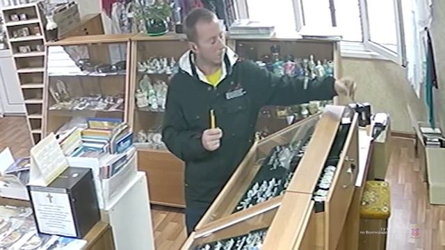 На камеру попал момент кражи из церковной лавки под Волгоградом смотреть онлайн