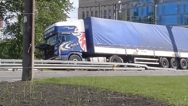 Грузовик наехал на разделительный барьер смотреть онлайн