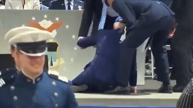 Байден споткнулся и сильно упал на церемонии выпуска Академии ВВС США в Колорадо смотреть онлайн