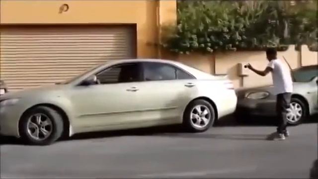 помог припарковаться. Прикол смотреть онлайн