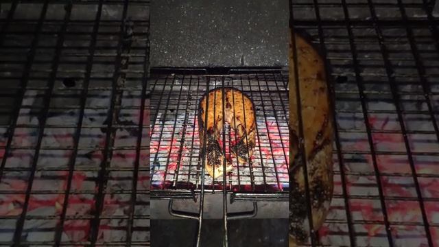 Жарим стейк лосося на мангале без заморочек смотреть онлайн