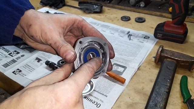 Люфт шпинделя на болгарке, вибрация при работе, замена подшипников редуктора Интерскол 125/900 смотреть онлайн