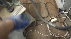 Очистить стены от старого плиточного клея и раствора.