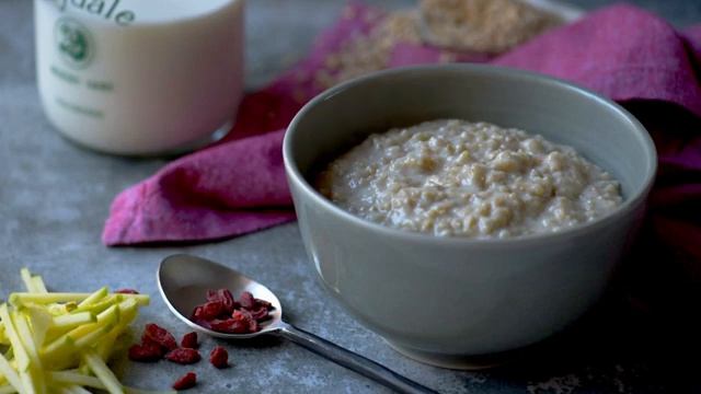 Вот Что Будет, Если Есть Овсянку Каждый День (Удивительно) смотреть онлайн