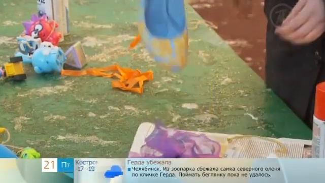Дети украшают свою детскую площадку на Полярной 8.mp4 смотреть онлайн