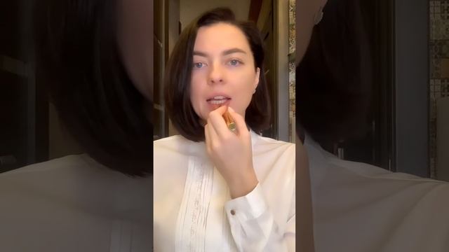 Увлажняющая помада Giordani Gold? смотреть онлайн