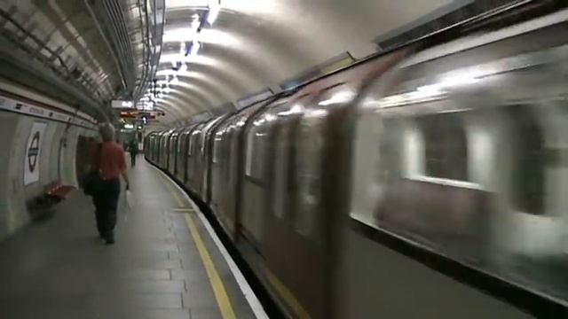 An eastbound Central line train departs Notting Hill Gate смотреть онлайн