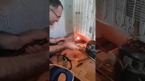 замена фильтра осушителя на холодильнике,идет набор учеником по рем холодилтников