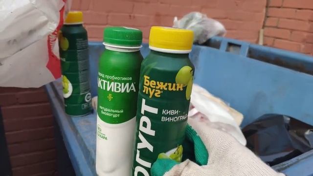 НАШЛИ ТЕЛЕФОН, ЧАЙКУ, КРОССОВКИ И ЕЩЁ МНОГО ВСЕГО! Как я зарабатываю на мусорках Питера? смотреть онлайн