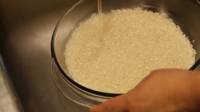 КАК ПРИГОТОВИТЬ РИС ДЛЯ СУШИ. HOW TO MAKE SUSHI RICE смотреть онлайн