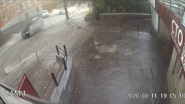 ЛИВЕНЬ ДНЕПР ПОТОКОМ СБИЛО ЧЕЛОВЕКА 11.08.2020 смотреть онлайн