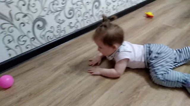 Первые попытки ползать. Камилле 7 месяцев. смотреть онлайн