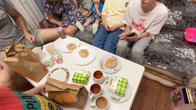 Дарим и получаем подарочки. В гостях у брата. смотреть онлайн