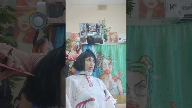 Стриригу подругу Ларису под Ступенчатое Каре смотреть онлайн