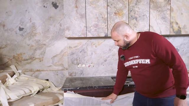 Комплексный подход к монтажу каменного шпона. Облицовка лестницы, светового панно, фасады кухни. смотреть онлайн