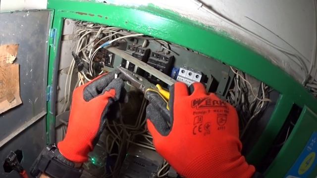 ☑️Замена старых автоматов в щите подъезда полное видео от А до Я☝️ | Будни Электрика⚡ смотреть онлайн