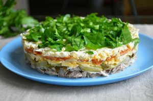 Очень вкусный салат: с мясом, огурцами и жаренным луком. Для новогоднего стола подходит идеально