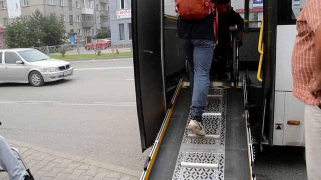 Инвалиды-колясочнкии только с посторонней помощью могут забраться по пандусу в автобусы Берсдка смотреть онлайн