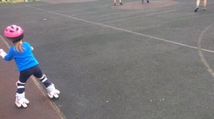 Учимся КАТАТЬСЯ НА РОЛИКАХ. ВИДЕО ДЛЯ ДЕТЕЙ