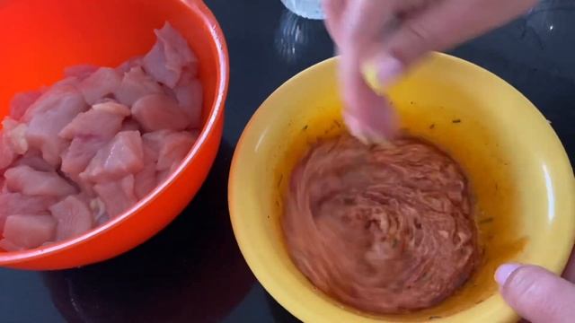 КУРИНЫЕ ШАШЛЫКИ ДОМА / ГОТОВИМ ВКУСНЫЙ ШАШЛЫК НА ШПАЖКАХ С ОВОЩАМИ. смотреть онлайн