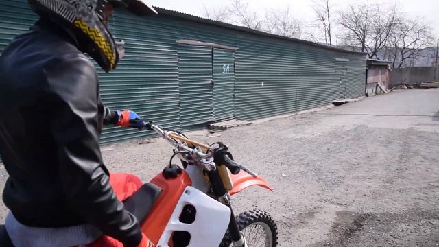 Honda CR250 Едет! Сравнение моделей на Алюминиевой и Железной рамах. смотреть онлайн
