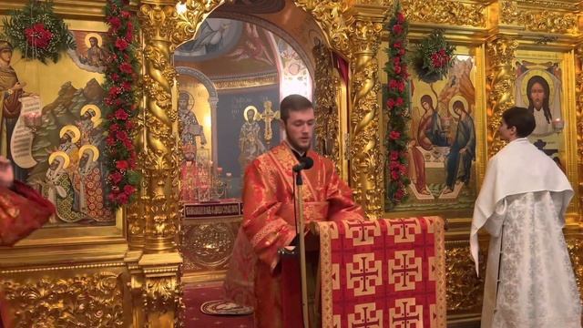 Чтение Пасхального Евангелия на ночной Божественной литургии в Свято-Троицком кафедральном соборе смотреть онлайн