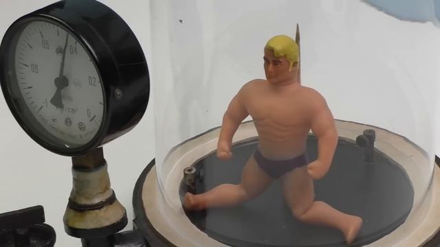 ЧТО ЕСЛИ СУНУТЬ STRETCH ARMSTRONG в ВАКУУМ - БОЛЬШОЕ РАЗОБЛАЧЕНИЕ + Конкурс смотреть онлайн