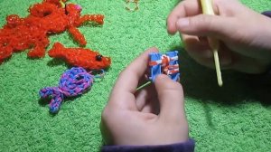 Рыбка из резинок на рогатке