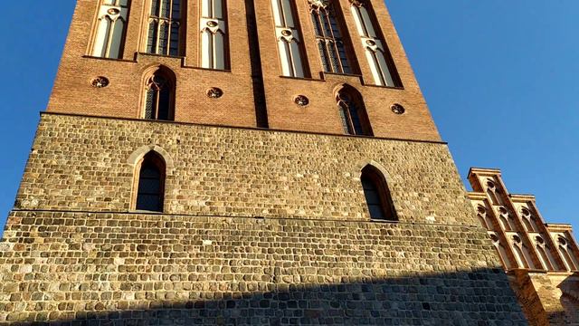 Рядом с собором Nikolaikirche. Берлин, Германия/Near the Nikolaikirche Cathedral. Berlin, Germany смотреть онлайн