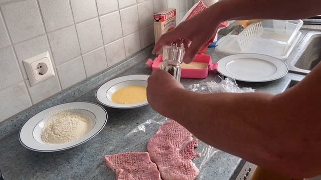 Муж немец готовит шницель ??? смотреть онлайн