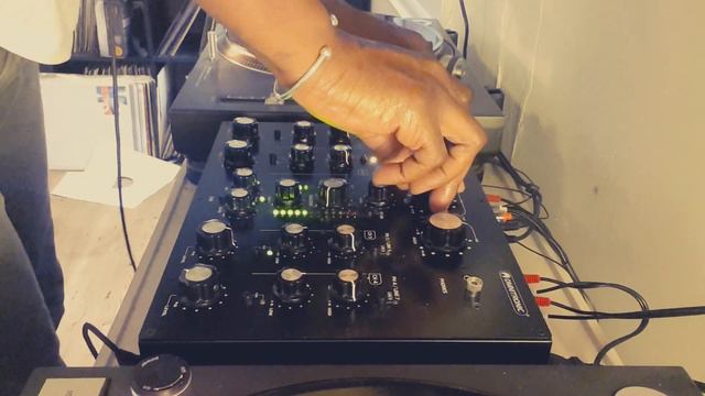 Omnitronic TRM 402 - rotary mixer isolator sound demo DJ mix смотреть онлайн