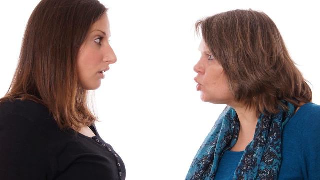 О чём думали дочери - кто их знает. Но после слов сына сразу замолчали и уткнулись в свои тарелки.. смотреть онлайн