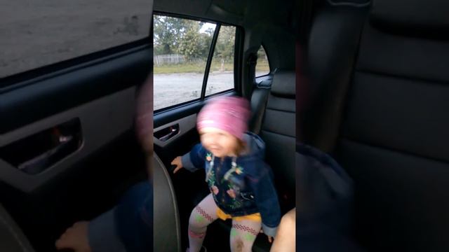Прикол!!! Девочка тусит под Басту! смотреть онлайн