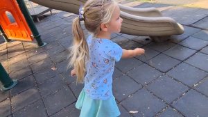 Алиса гуляет на детской площадке в г. Канди  / Alice walks on the playground in Kandy (Sri Lanka)