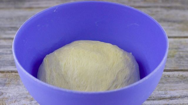 Пирожки с вишней в духовке, не текут и не черствеют. Вкусные и воздушные, с вишневой начинкой! смотреть онлайн