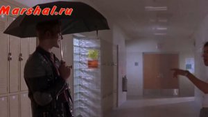 Анджелина Джоли приняла душ под спринклером (отрывок из фильма Хакеры 1995)