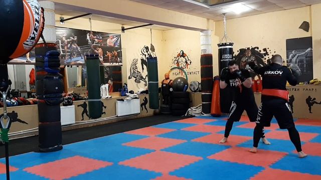 Занятия по тайскому боксу и кикбоксингу для всей семьи (г. Кривой Рог) смотреть онлайн