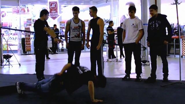 Импровизированное выступление в СибМолле (Workout) смотреть онлайн