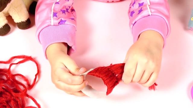 Маленькие ШАПОЧКИ из ниток ? Как сделать СВОИМИ РУКАМИ шапку Поделка для кукол смотреть онлайн