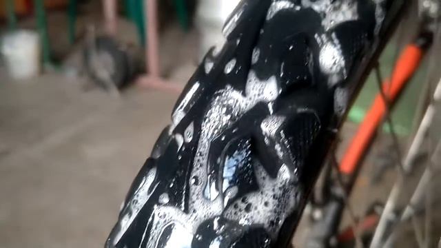 Как найти место прокола колеса велосипеда / How to find a tire puncture of bike смотреть онлайн